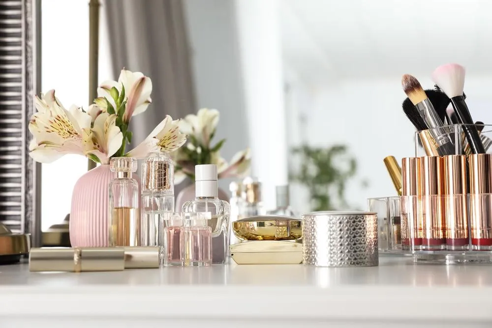 Luxuriöse Make-up-Produkte und Accessoires mit Parfüm auf dem Schminktisch